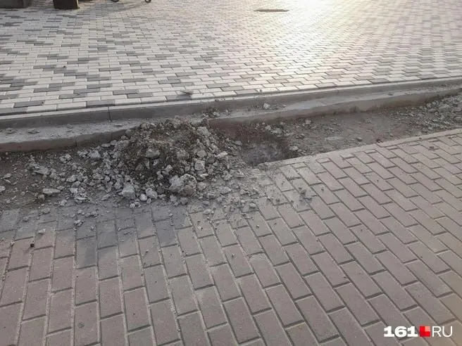 На площади перед Дворцом спорта в Ростове демонтировали участки недавно уложенной плитки; официальных объяснений пока нет.