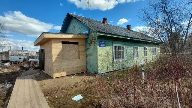 В небольшом селе Великоустюгского округа почта прекратила работу в разгар ремонта: единственная сотрудница ушла после того, как выяснилось, что в помещении не будет туалета, а работы заморожены.
