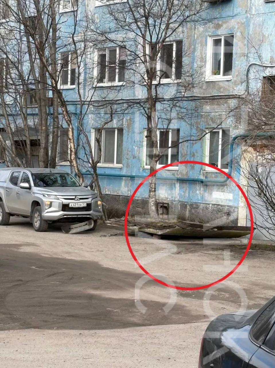 На улице Героев‑североморцев рухнул козырек подъезда и задел стоявшую рядом машину. Жильцы отмечают проблемы с состоянием дома.