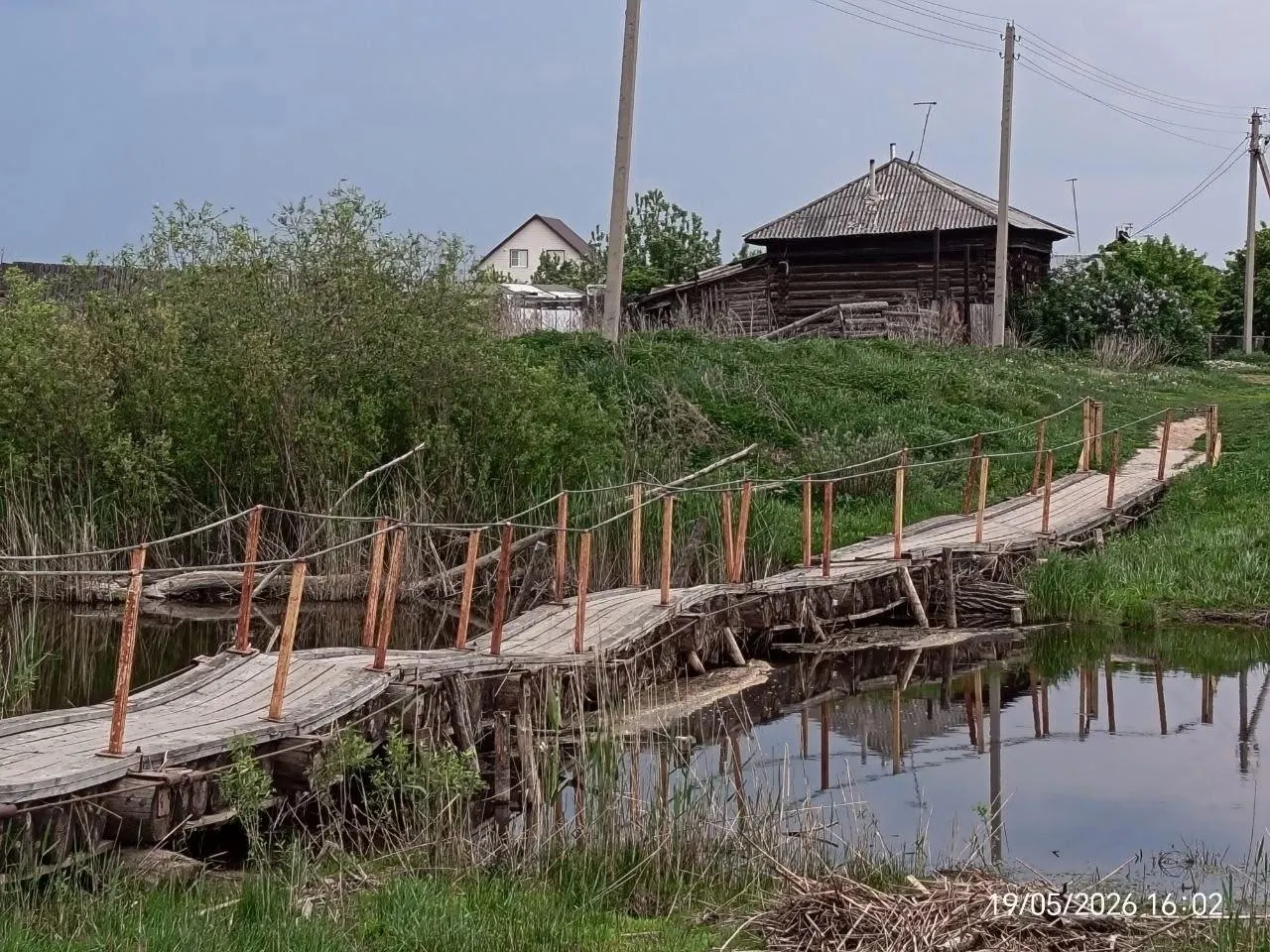 В Менщиково Курганской области автомобильный и пешеходный деревянные мосты в аварийном состоянии, жители отрезаны от райцентра, а администрация отказывается брать мосты на баланс и предлагает населению ремонтировать их самостоятельно.