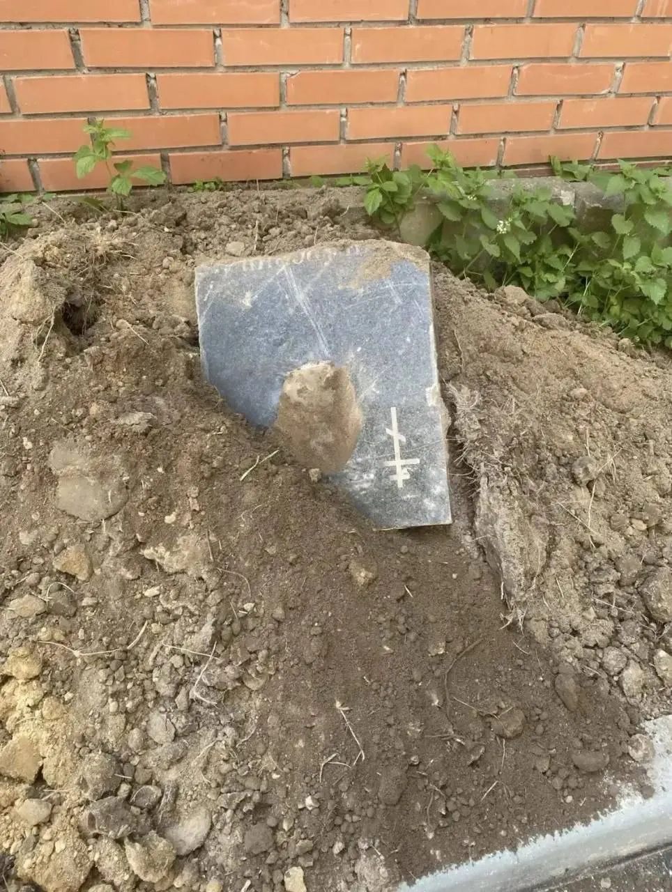 Жители на улице Красного Маяка обнаружили возле детской площадки землю с обломками памятников, плиткой и кусками ткани. Местные власти и надзорные органы пока не прокомментировали.