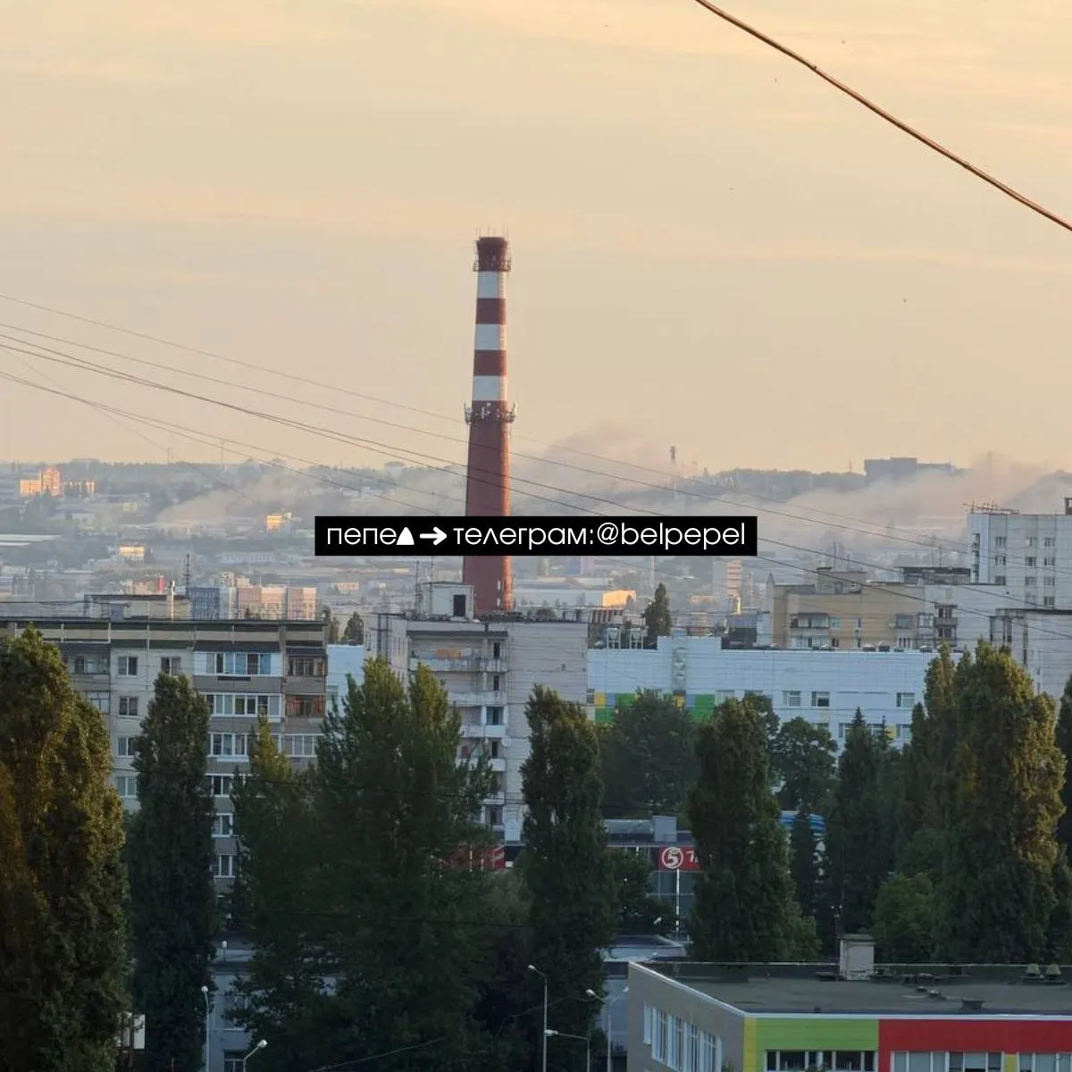 Утренний обстрел Белгорода повредил объекты энергетики — зафиксированы перебои с подачей электроэнергии и водоснабжения. На фото видно столб дыма над городом.