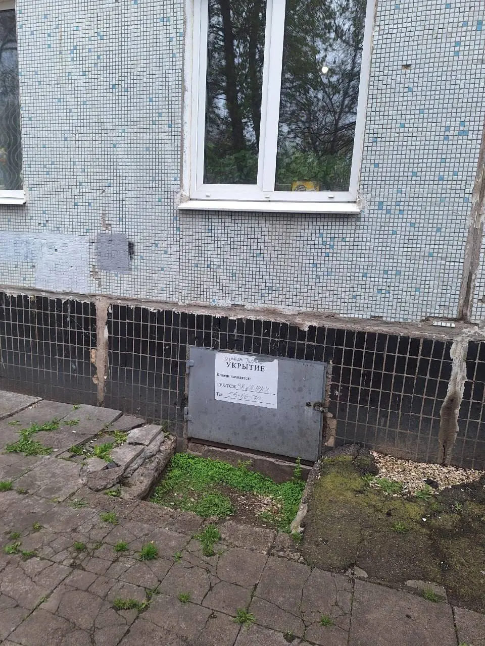 В доме №15 на улице Фрунзе единственный вход в укрытие оказался узким и неудобным — при 17 подъездах и более 3000 жильцов это вызывает жалобы на доступность и безопасность.