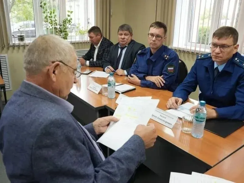 Следователи обвиняют бывшего главного инженера водоканалов в включении несуществующих расходов на вывоз стоков в тарифы; пострадали 177 жителей, сельхозорганизация и предприниматель.