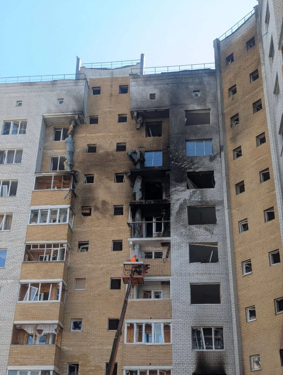 На улице Строителей, 6 в Чебоксарах проходят работы по разбору повреждённых конструкций здания. Территория частично ограничена, выполняется демонтаж.