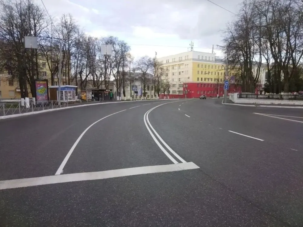 Разметку планируют обновить на 200 улицах города за 130 млн рублей; в приоритете участки, где пройдут мероприятия к Дню Победы.