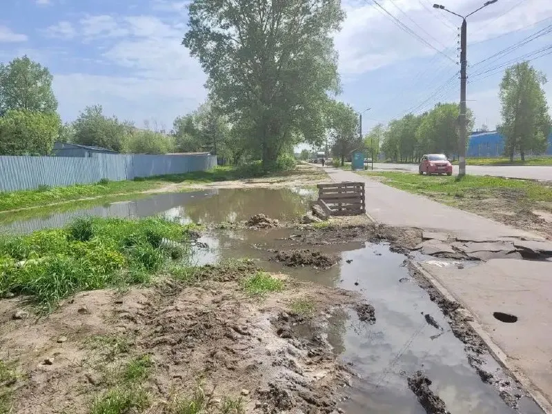 Администрация сообщила, что 14 мая на улице Ленина произошёл разлив сточных вод у дома №50; власти квалифицируют инцидент как диверсию, коммунальщики вскрывали место выброса, администрация обратилась в полицию.