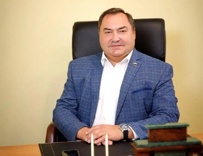 Силовики проводят обыски у бывшего главы округа Евгения Никитина и в администрации по делу о возможном мошенничестве при ремонте дорог; предварительный ущерб оценивают в более чем 20 млн рублей.