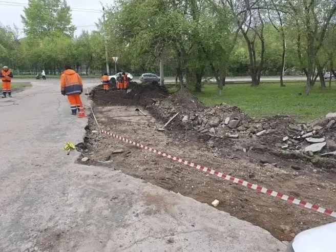 В городе на 13 улицах ведутся работы по благоустройству тротуаров: готовят основание, устанавливают бордюры и укладывают асфальт, чтобы сделать пешеходные маршруты удобнее.