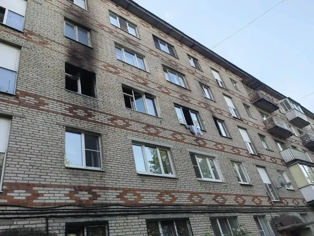 В подмосковной Лобне в многоквартирном доме прогремел взрыв газа, после чего начался пожар: погибли двое, несколько человек госпитализированы, из дома эвакуировали 15 человек.