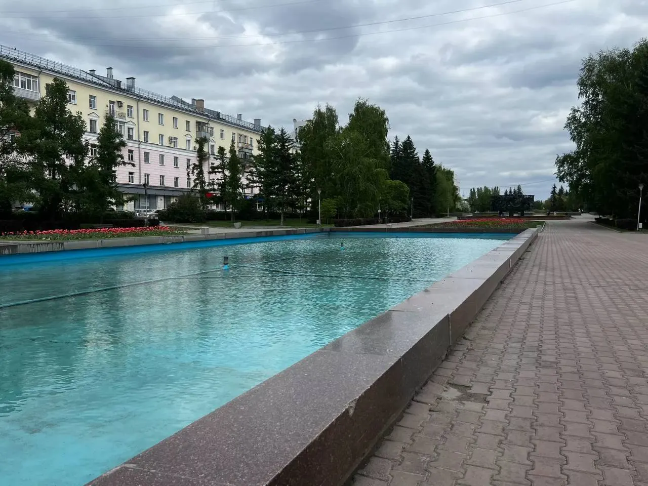 В Барнауле уже расконсервировали семь фонтанов; власти обещают довести их число до 14 к началу июня. Работать фонтанам разрешили в дневное время летом, но при похолодании и сильном ветре их будут временно отключать.