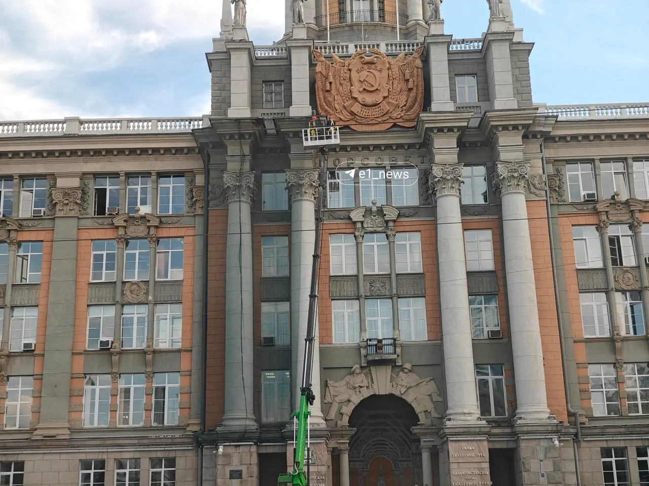 На фасаде администрации, где обрушился кусок козырька, установили защитную сетку — меры приняты для предотвращения падения обломков и обеспечения безопасности.