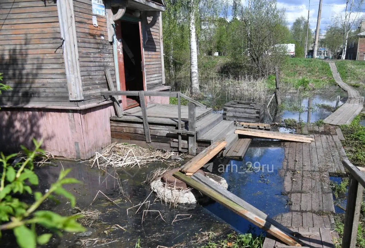 Дома по адресам Ленинградский, 338–346 оказались во сточных водах: жители жалуются на сильный запах, коммунальщики прочищают забившийся коллектор.