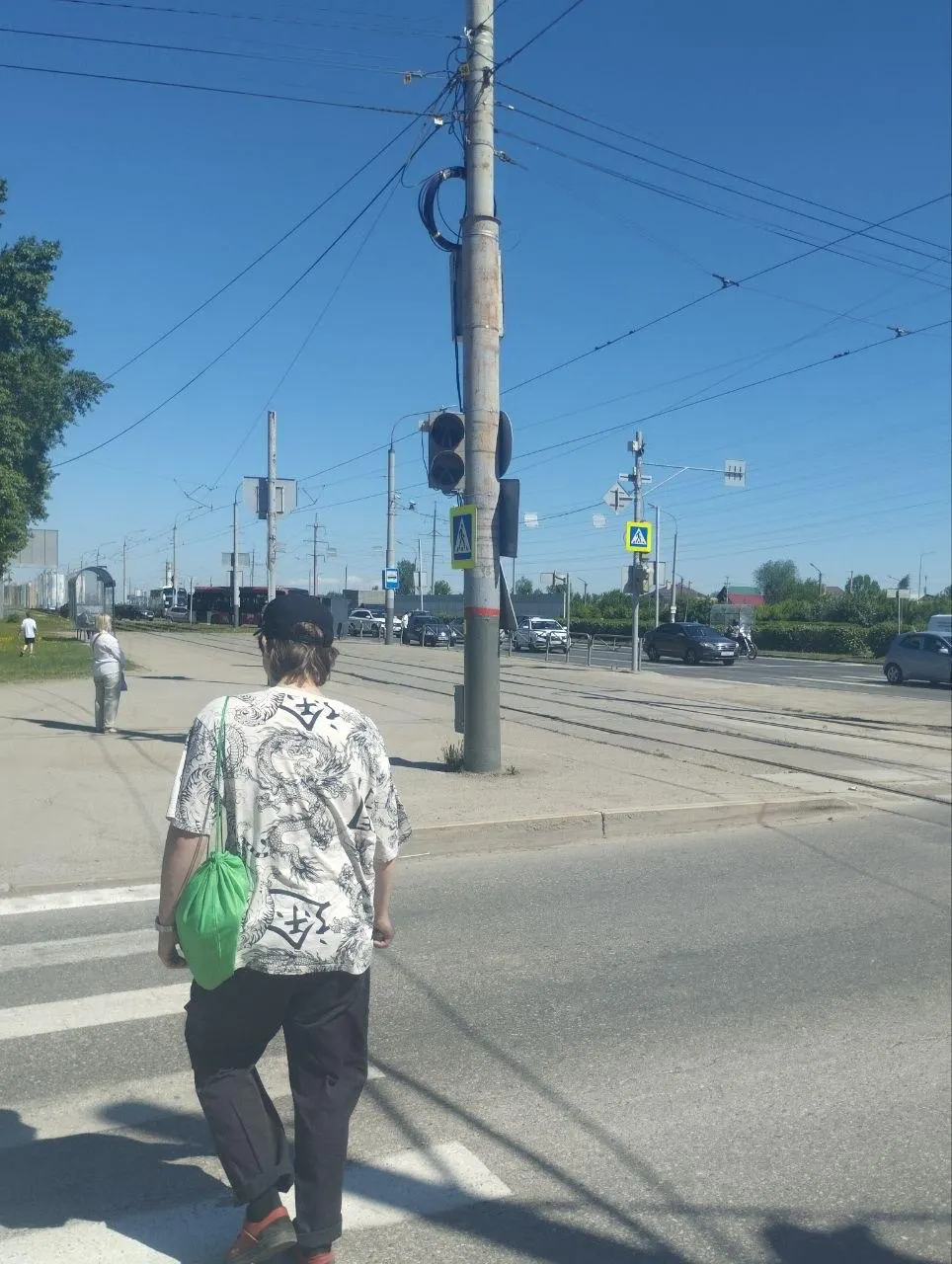 Жители сообщают, что светофор на пересечении Бульвара Гагарина и улицы Старцева не включают уже больше недели — авария создает риск на дороге, а ответных мер от служб пока нет.