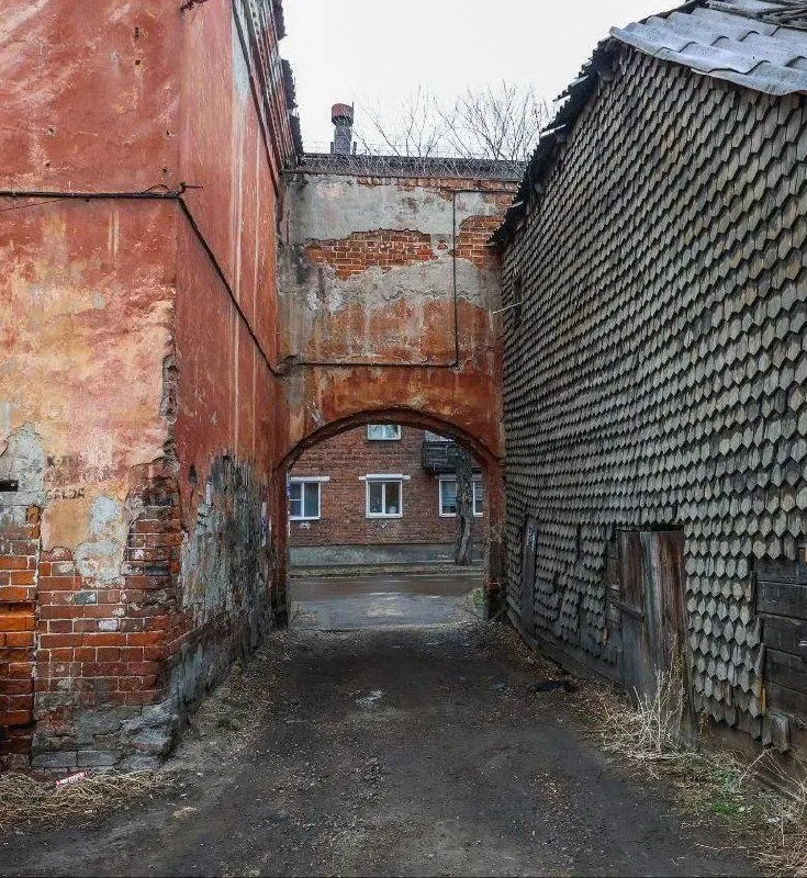 Двухэтажный дом на Ударника, признанный аварийным и лишённый охранного статуса, расселят и снесут. На участке площадью 0,13 га новое жильё строить нельзя — планируется благоустройство, сроки неизвестны.