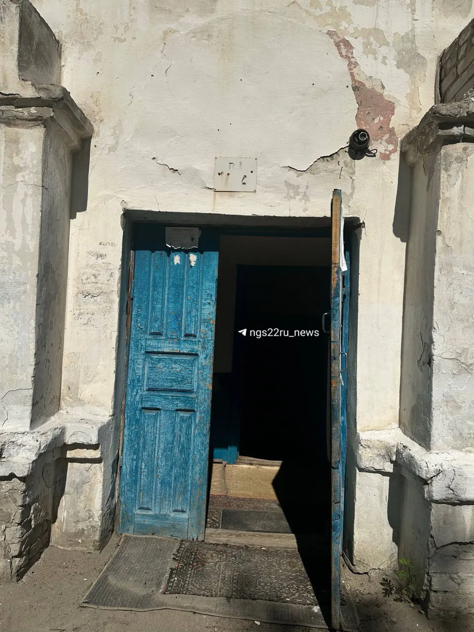 В одном из барнаульских подъездов стены от пола до потолка украшены узорами из сигаретных пачек. Оформление начали в 1970‑х годах, автор сейчас не живёт в доме, само здание признано аварийным.