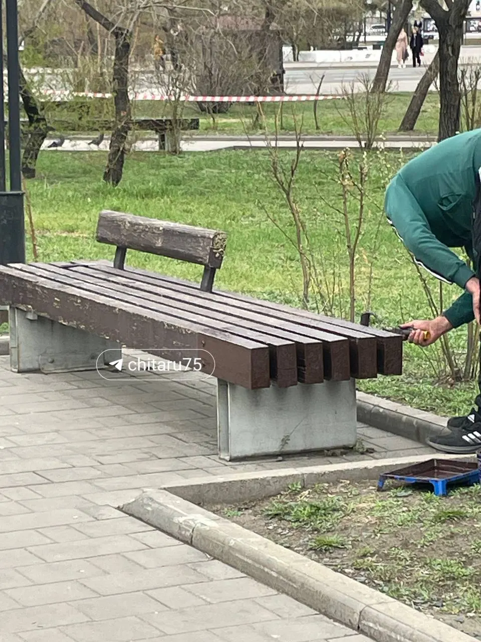 В Чите продолжаются подготовительные работы к Дню города: на площадях обновляют лавочки, ремонтируют дорожное покрытие и убирают территорию у памятников.