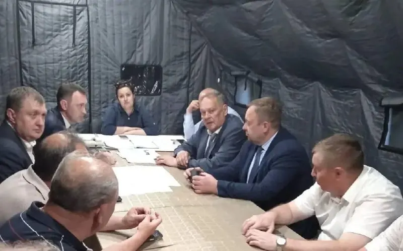 В районе прорыва городского коллектора рабочие обработали дезинфицирующим раствором территорию около двух гектаров. Место аварии продолжает расширяться, работы по локализации и обследованию продолжаются.