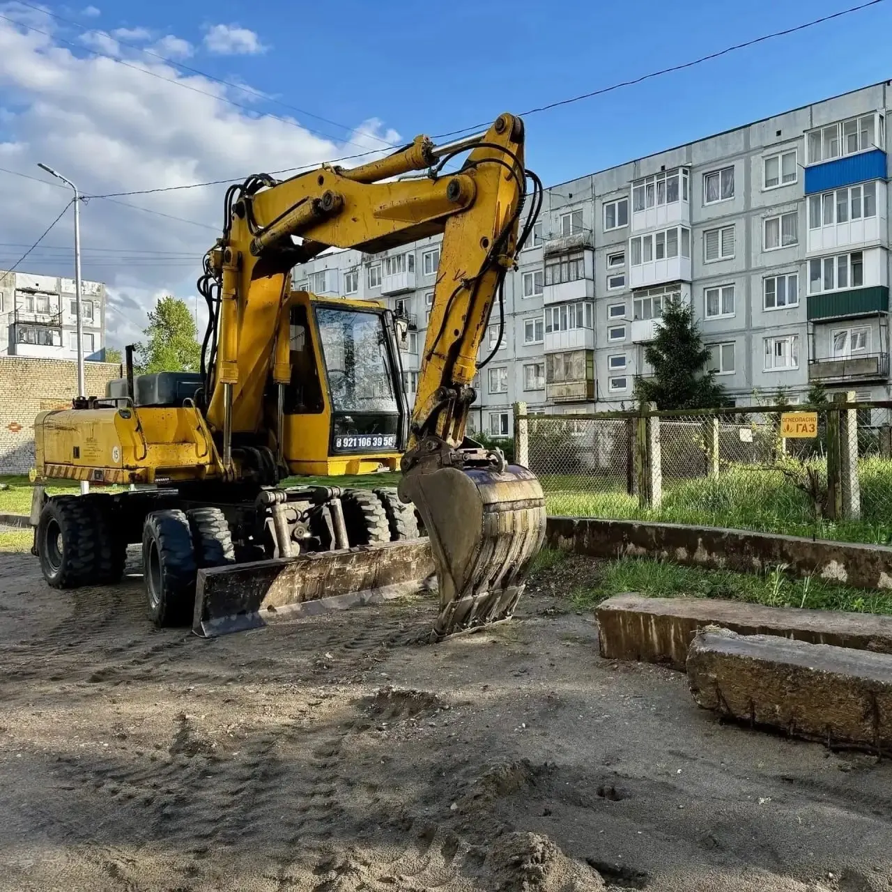 Подрядчик приступил к подготовительным работам: на месте бывшего Дома спорта обустроят сквер, а глава администрации проверяет ход благоустройства и сроки сдачи других объектов округа.