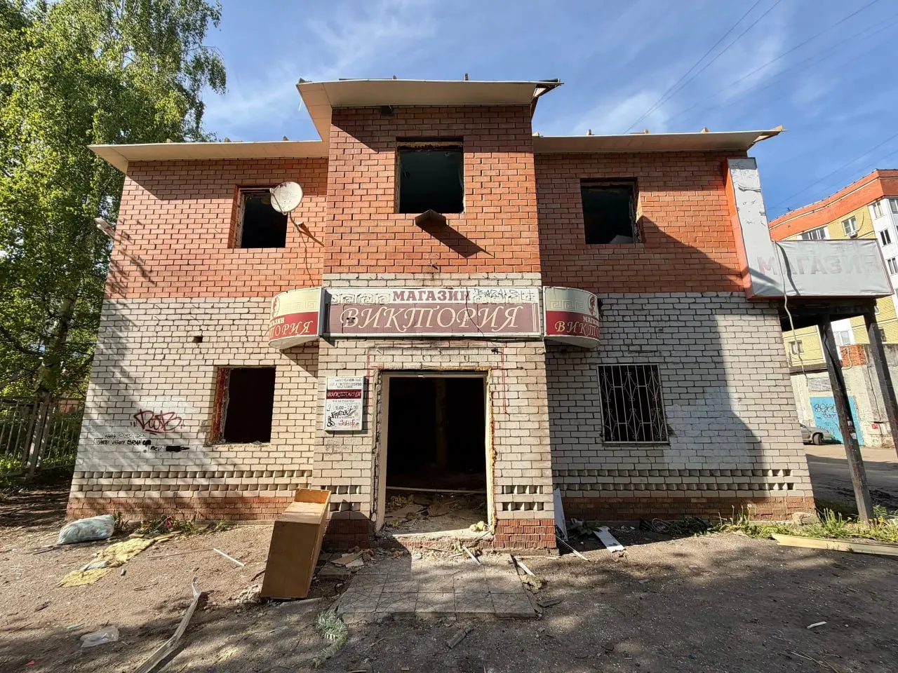 На Суздальской, 180Б демонтировали самовольную постройку, которая полгода пустовала рядом с жилыми домами и вызывала жалобы жителей — дети заходили внутрь и били стекла.