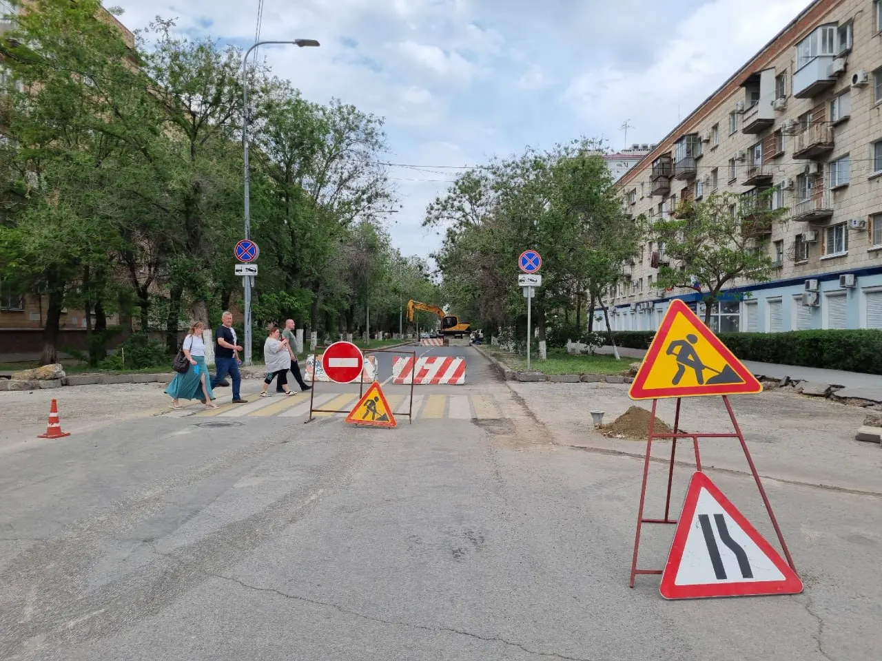 Во время массовых отключений воды на севере Волгограда коммунальные бригады внезапно вышли в центр и начали восстановительные работы на теплосетях на улице Советской; после ремонта проведут опрессовку и восстановят благоустройство.
