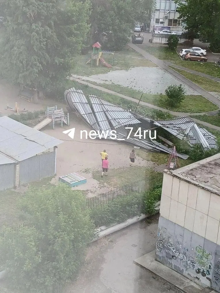 На улице Героев Танкограда ветер сорвал крышу с трансформаторной будки — обломки упали прямо на детскую площадку. Сообщений о пострадавших не поступало.