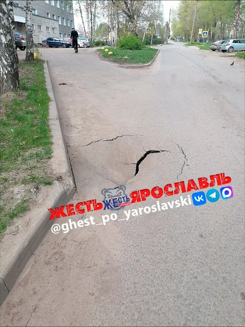 На улице Здоровья, рядом с поликлиникой №3, жители заметили проваленный участок асфальта диаметром около метра; в администрацию направлен запрос, ответ ожидается.