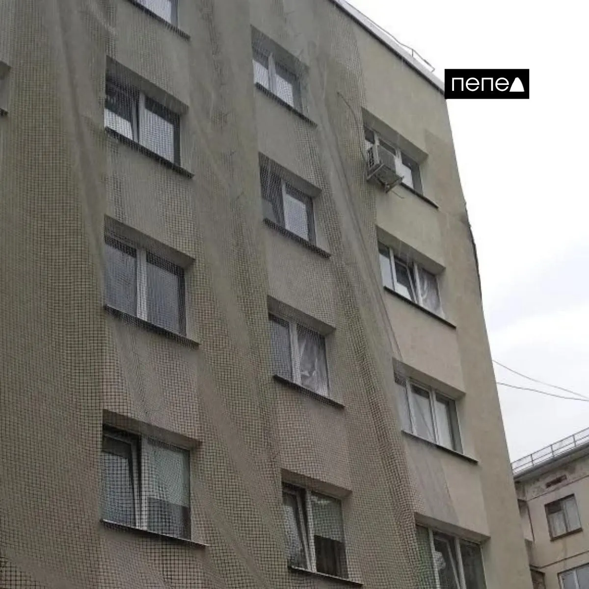 Жители дома на Железнодорожной, 9 жалуются, что сетка обрушилась в декабре 2025 года, но власти до сих пор не поставили её обратно. За это время в незащищённый участок фасада врезался дрон.