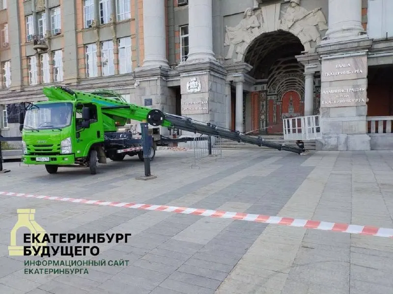 Сегодня частично обрушился фасад здания администрации: на месте работают спецтехника и аварийные службы, территорию оградили. В обсуждениях вспоминают о расходах на самопиар в размере около 1,5 млрд рублей.