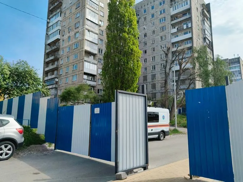 Власти ограничили доступ к 12‑этажке на Московском проспекте: часть жильцов уже выехала, остальные живут в условиях блокады после отключения водоснабжения. Демонтаж соседнего дома №70 намечен не ранее сентября 2026 года.