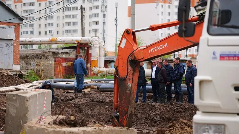 В Энгельсе объявлен режим ЧС из‑за аварии на магистральном коллекторе. Временную подачу воды начнут поэтапно с 14:00, но через несколько дней придется вновь приостановить водоснабжение для прокладки новой трубы.