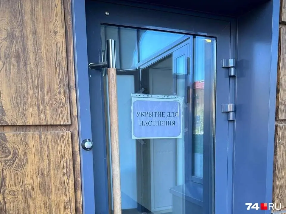 В закрытом жилом комплексе появилась табличка об общедоступном временном укрытии: жильцы опасаются, что в экстренной ситуации двери откроются для посторонних и на территорию смогут попасть чужие люди.