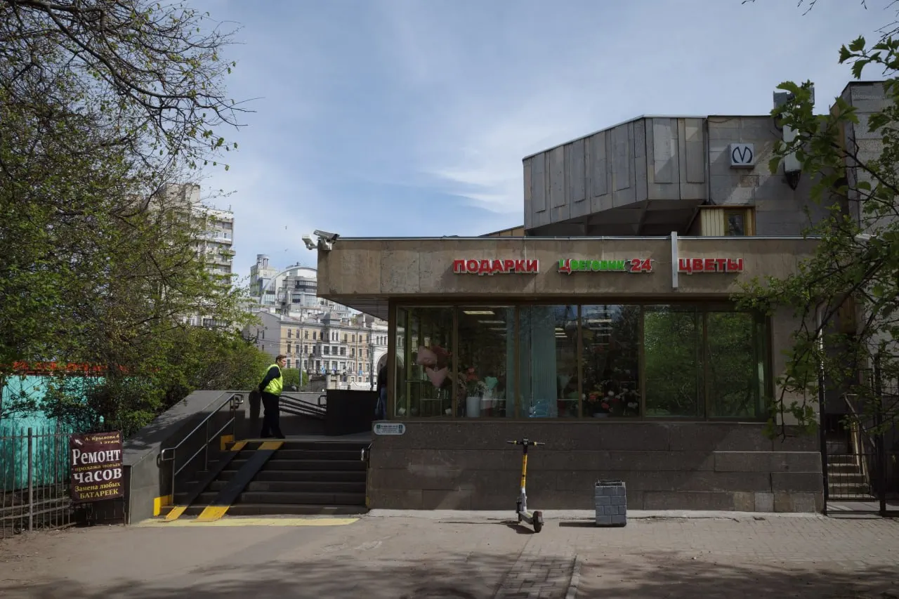 Краткий обзор: в Эрмитаже задержали мужчину, в Петербурге планируют благоустройство у станции, в Подмосковье жертва атаки беспилотника и другие значимые события.