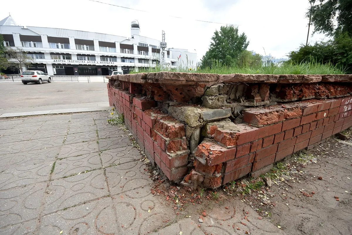 Горожане голосовали за благоустройство у Дворца творчества в 2022 году, но вместо обещанных площадок и фонтанов территория остаётся разрушенной и небезопасной.