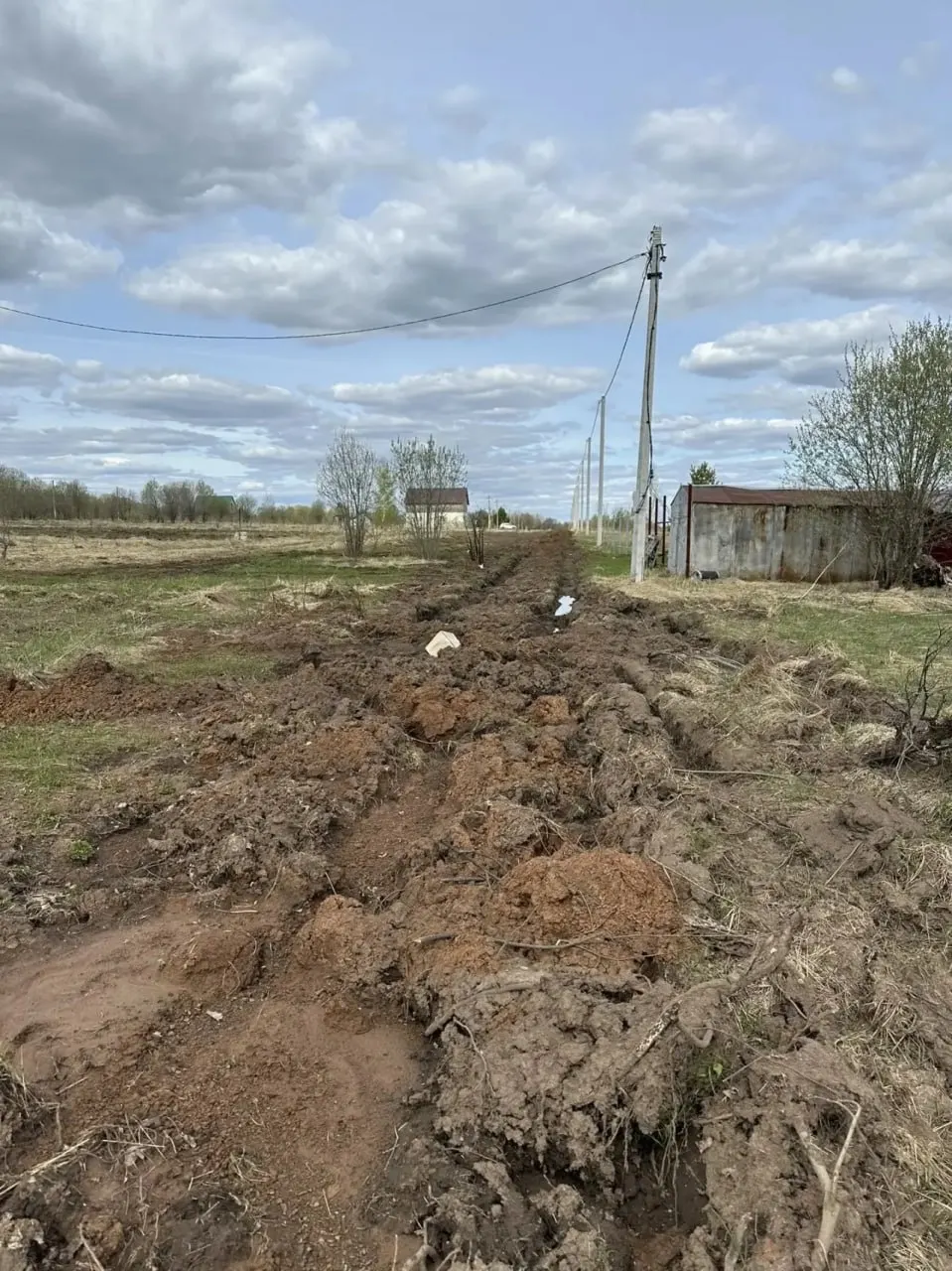 Вдоль дома №74 в Северном микрорайоне Благовещенска дорога в таком состоянии, что автомобили оставляют на соседних улицах, а до подъездов приходиться идти по глубоким колеям.