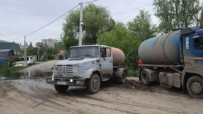 Власти пообещали материальную помощь жителям затопленных участков, поручили устранить подтопления на нескольких улицах; перед буровыми работами забетонировали свод разрушенного коллектора на Менделеева.