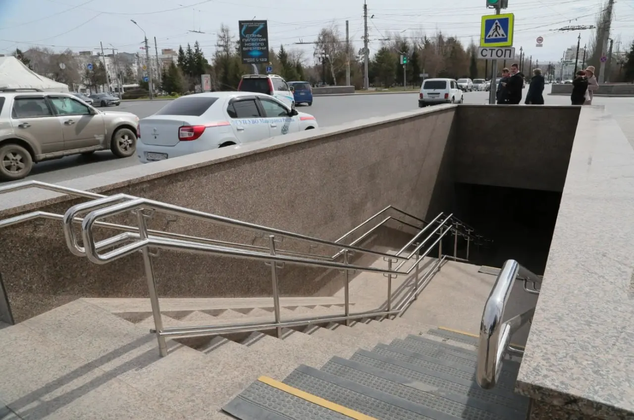 Вход со стороны сквера Дзержинского временно закроют — доступ организуют через вход у ТЦ «Омский», пешеходам установят временный светофор.
