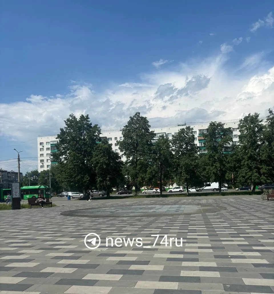 В парке Курчатовского района на улице Молодогвардейцев отключился «сухой фонтан». В администрации сообщили о поломке и заверили, что подрядчик уже ремонтирует систему — запуск ожидается в ближайшие дни.