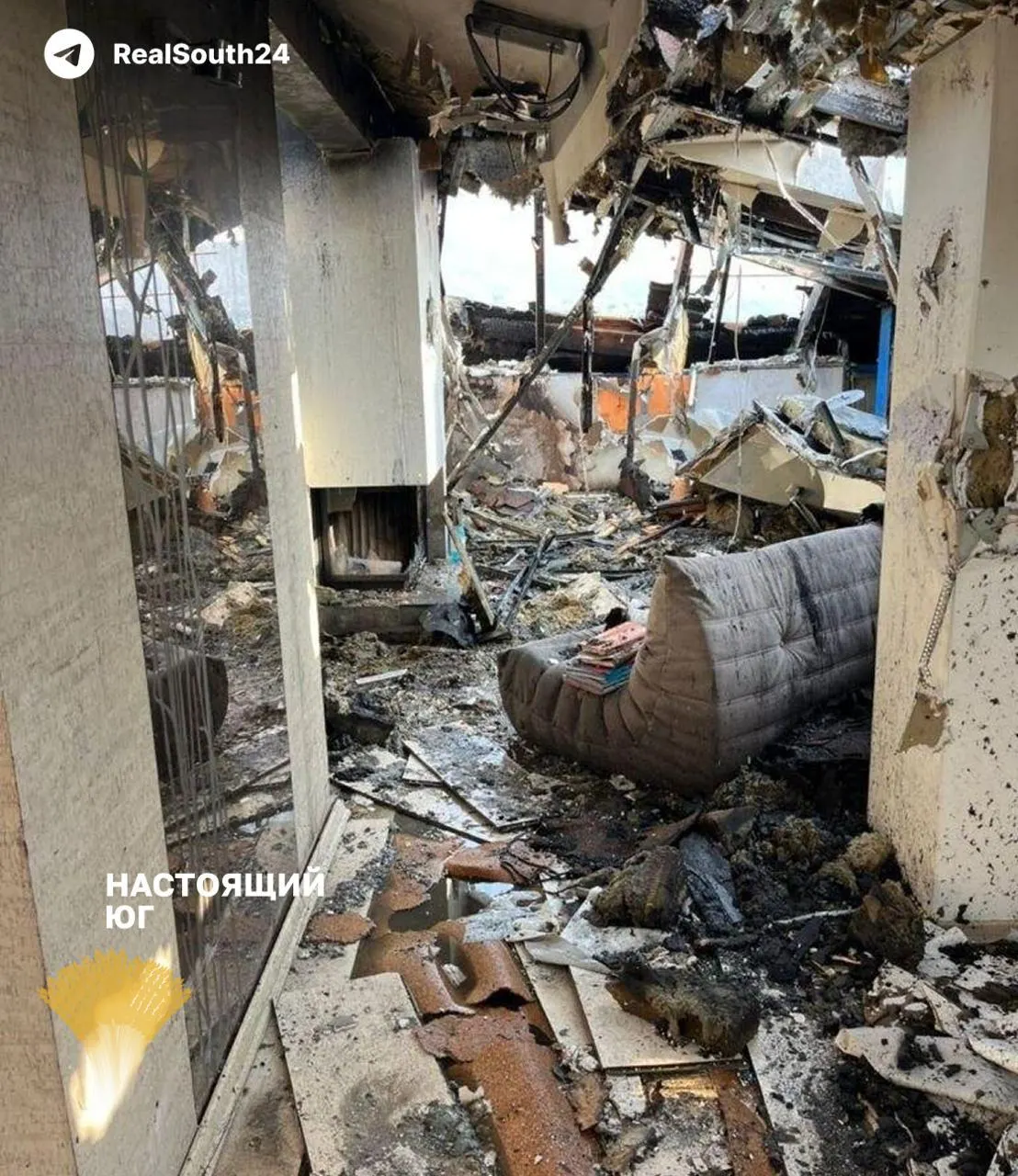 После ноябрьского попадания дрона в дом на улице Коммунистической более 60 человек вынуждены жить под протекающей плёнкой; ремонт затянулся, сроки сорваны.