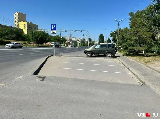 На улице Электролесовской в Советском районе появились новые парковочные карманы со знаками и разметкой, к которым примыкает тротуар и высокий бордюр. Жители возмущены — формально парковки есть, фактически заехать на них невозможно; в мэрию направлен запрос с просьбой разъяснить ситуацию.