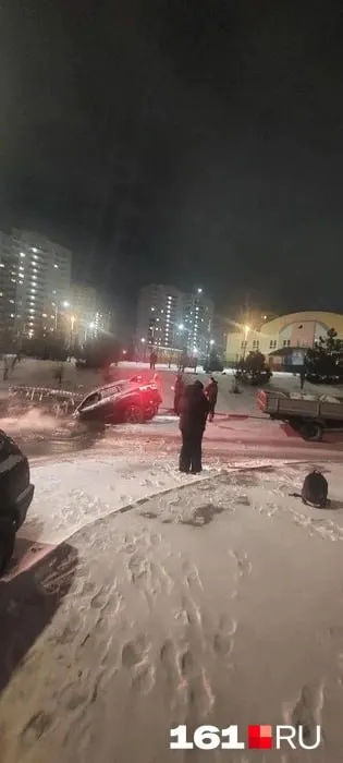 Жильцы дома на Измайловском, 25 заявляют, что несколько лет вода из люков размывает фундамент, заливает подвал и создаёт гололёд; ремонтные работы за май не устранили подтопление.