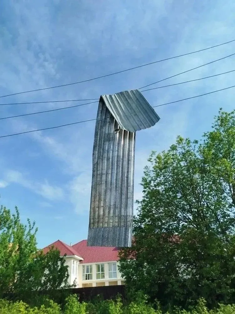 Из‑за непогоды в нескольких муниципалитетах региона и в юго‑западной части Екатеринбурга произошли массовые отключения электроэнергии. Энергетики переводят людей на резервные схемы и проводят аварийно‑восстановительные работы.