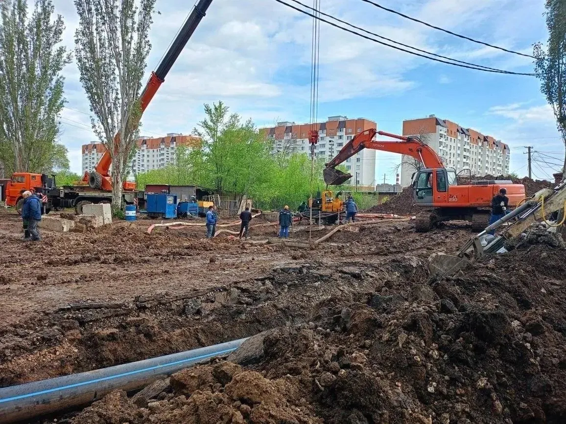 После более чем 48‑часового отключения в Энгельсе на три дня ввели временное гиперхлорирование питьевой воды; населению даны рекомендации по её использованию.