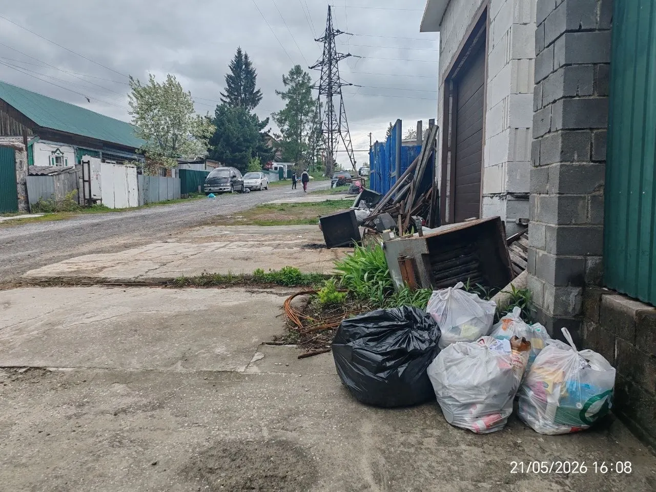 Местные жители жалуются губернатору на срыв графиков вывоза ТКО региональным оператором — отходы остаются на улицах частного сектора.