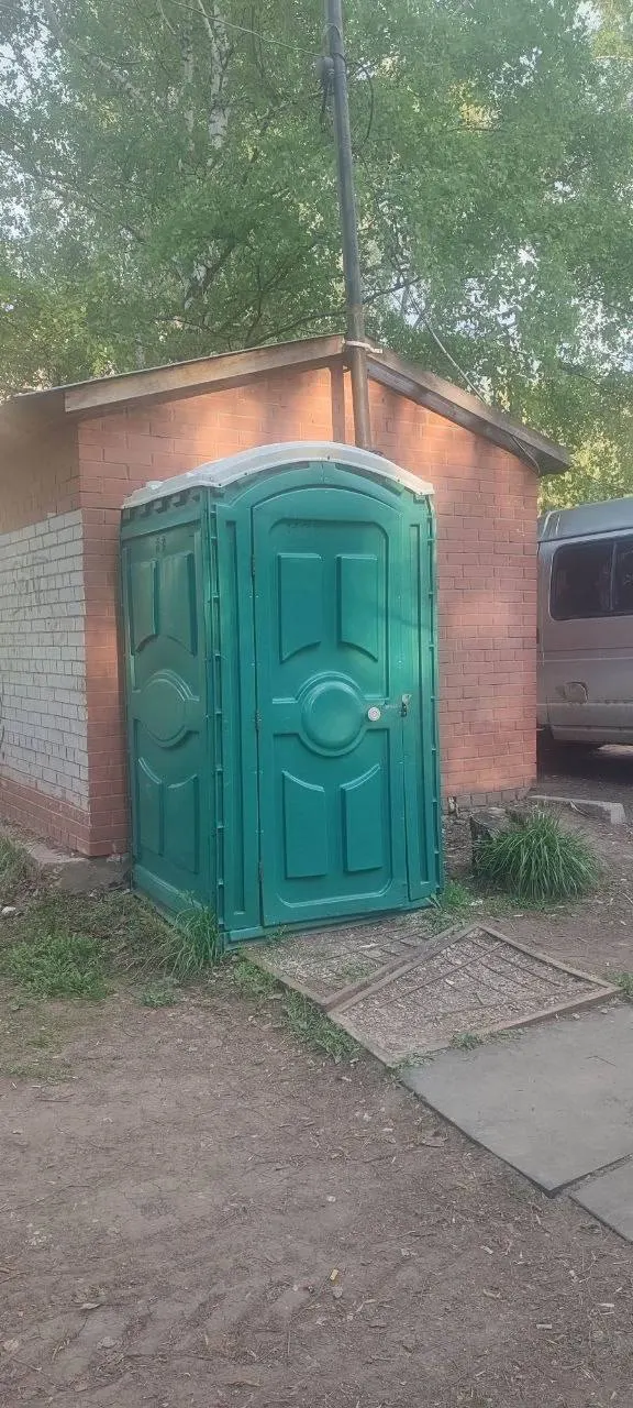 Посетители парка жалуются, что на большой территории функционирует только один общественный туалет — кабинка не запирается и, судя по состоянию, убирается редко. Люди просят установить дополнительные современные санитарные модули и наладить обслуживание.