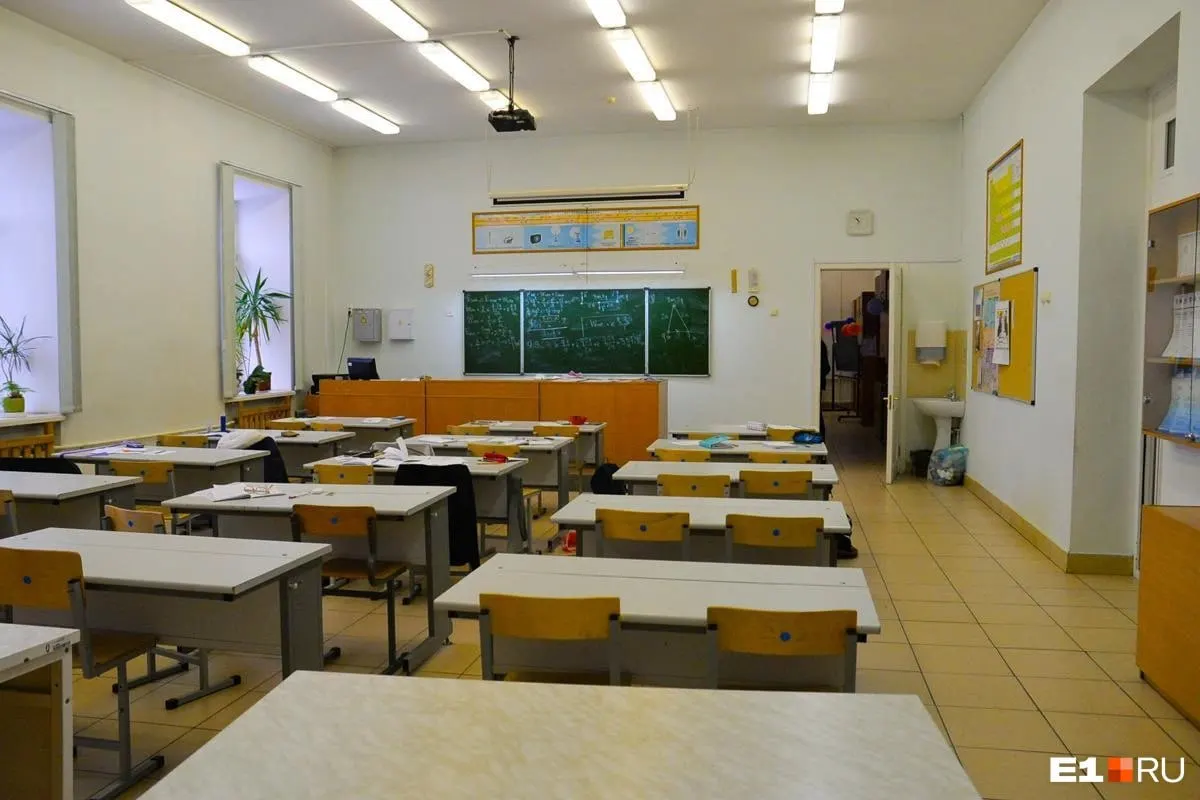 В Юрге (Кемеровская область) отменили очные занятия — более 9 000 школьников учатся из дома из‑за низкой температуры в классах, подтверждают в региональном Минобразования.