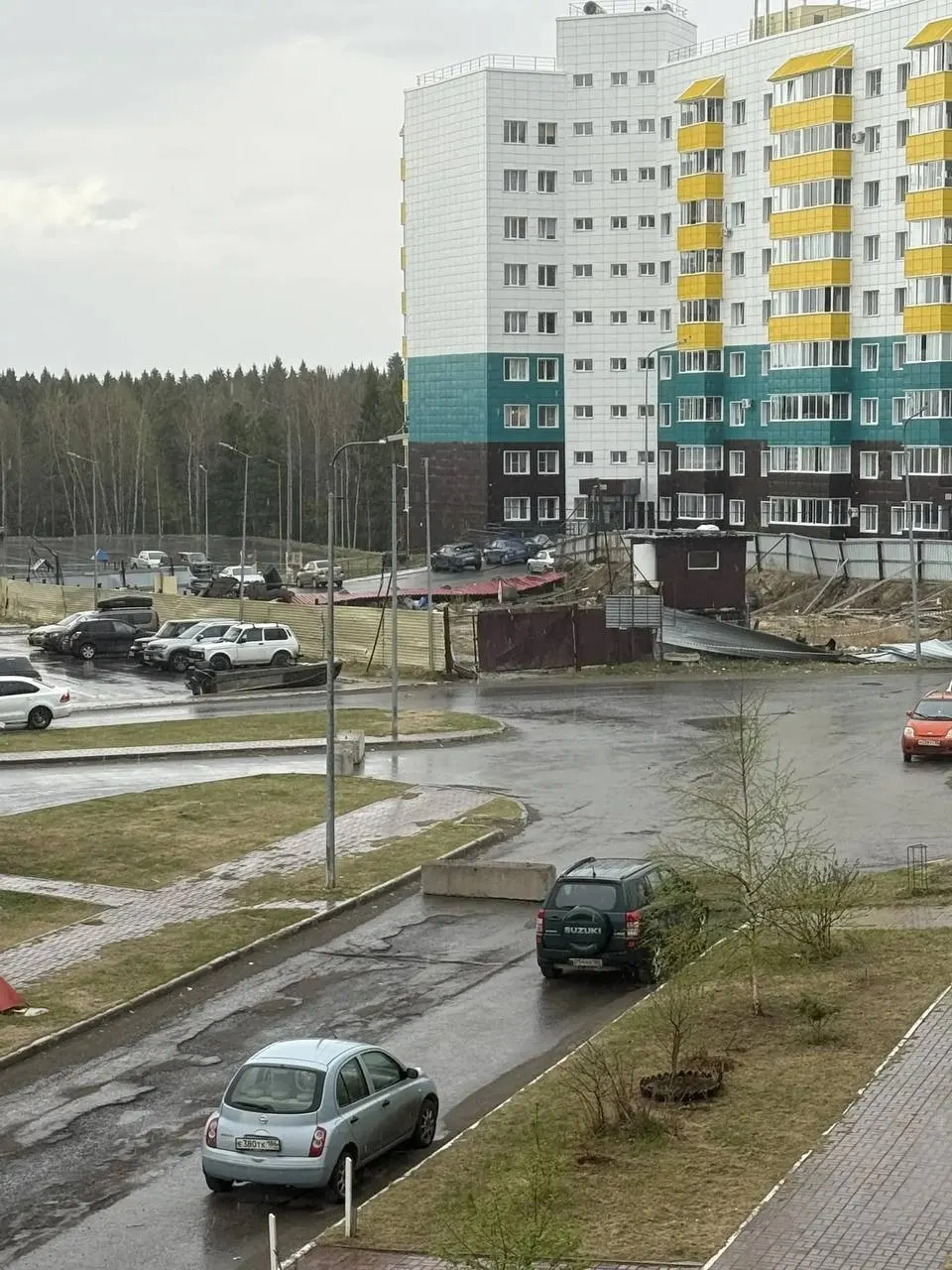 Жители дома №13 на улице Югорской перекрыли участок дороги, добиваясь, чтобы власти приняли и отремонтировали проблемный участок; власти настаивают, что дорогу нужно привести в порядок перед передачей.