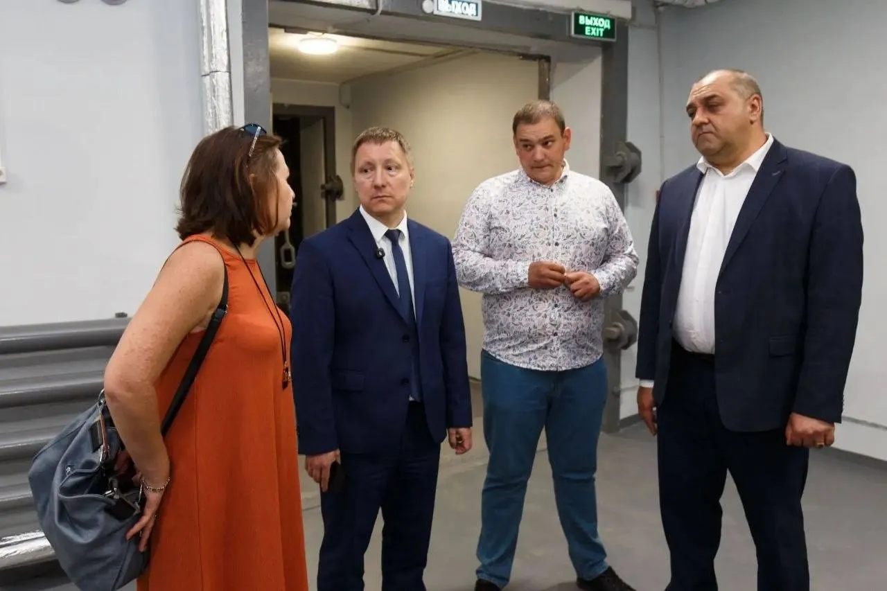 Мэр заявил, что в убежище провели комплексный ремонт: вентиляция, электроснабжение и водоснабжение приведены в соответствие с нормами. Расходы взяли на себя муниципальные средства, а доступность других укрытий в регионе остаётся проблемой.