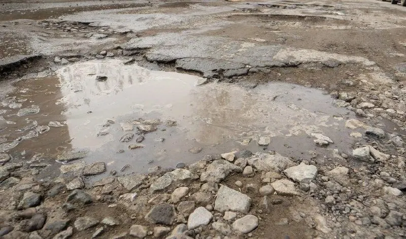 В городе выявили свыше 600 повреждений на дорогах, находящихся на гарантии. Все нарушения зафиксировали и направили подрядчикам; устранение проведут за счёт компаний.