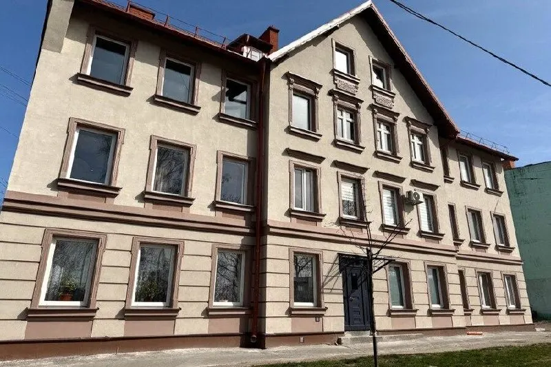 В Калининграде обновили фасад дома на проспекте Победы, 128: восстановили декор, заделали трещины и усилили углы здания металлическими стяжками.